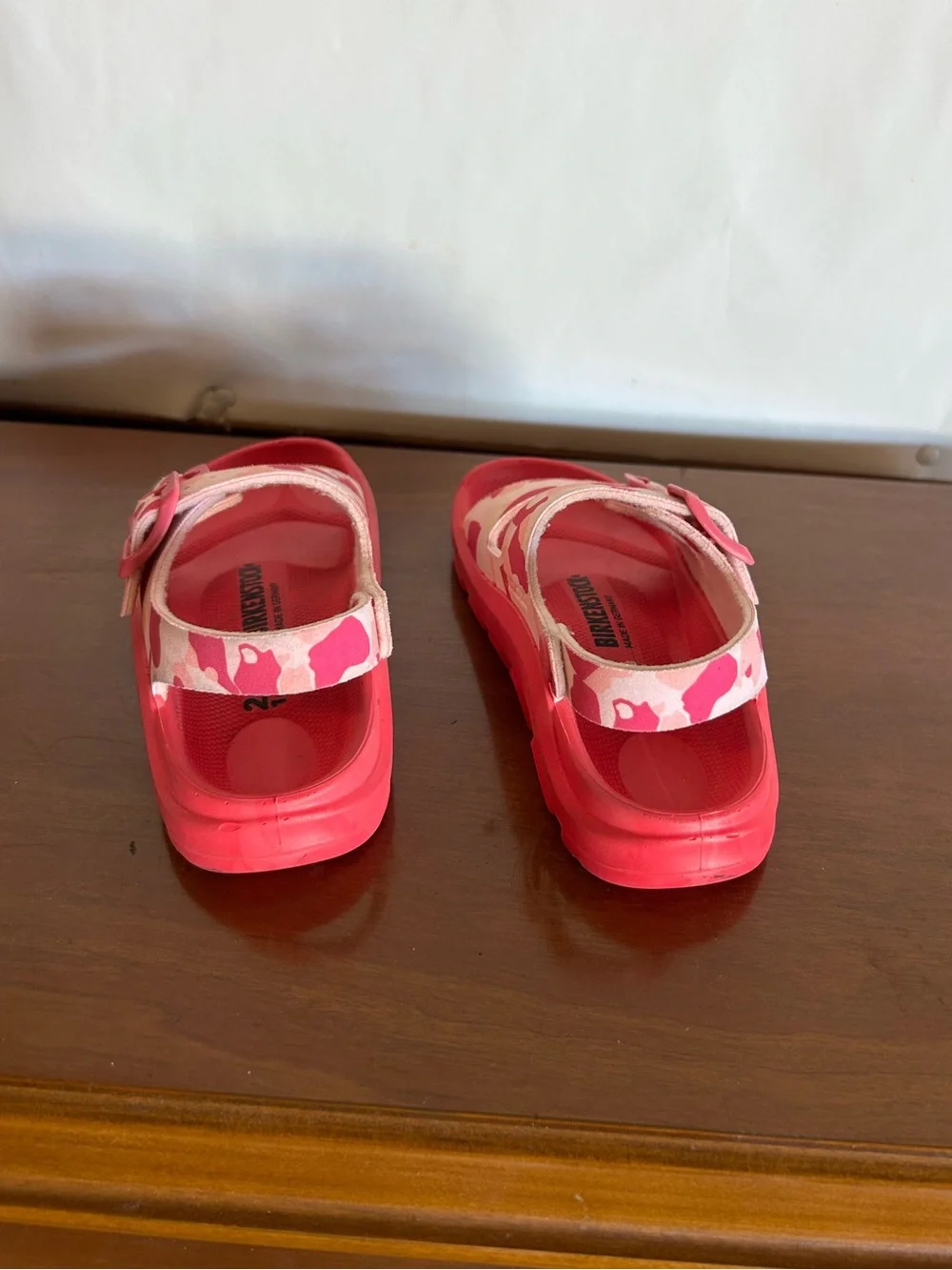 Toddler girls Size 8 Pink Camo Birkenstocks/Mogami Camo Rose Sandals
